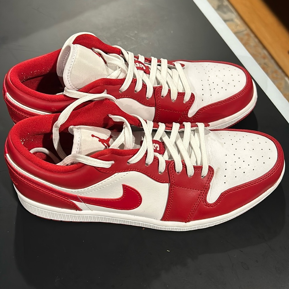 Men’s Nike Jordan Low. Size 8.5. LIKE BRAND NEW Red and white. Stylish